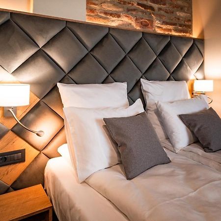 Mustang Boutique Rooms Oradea Exterior foto